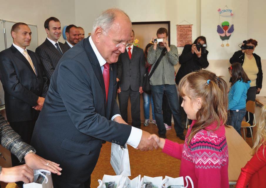 6. strana Fotoreportáž UN 27/2013, 12. september 2013 Obec sa nachádza na rozhraní Javorníkov a Turzovskej vrchoviny. Roku 2001 mala 4 939 obyvateľov, čo je zhruba raz toľko ako roku 1784.