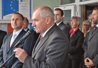 Presnejšie, v obci sú dve základné školy Základná škola (ZŠ) Milana Mravca a Cirkevná základná škola Jána Palárika, o ktorej platí spomenutá charakteristika.