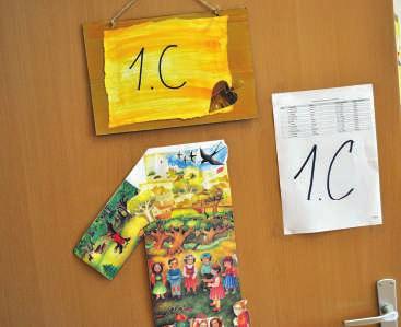 27/2013, 12. september 2013 Fotoreportáž UN 7. strana Triedy už čakali nových prváčikov. Prváci sa asi poriadne čudovali tomu množstvu ľudí v ich novej triede.