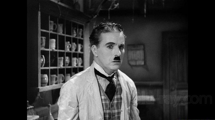 Már korai műveiben is foglalkozik a társadalmi egyenlőtlenségekkel, első nyílt politikai témájú filmje azonban A diktátor, melyben a korszak európai politikai tendenciáira reflektál.
