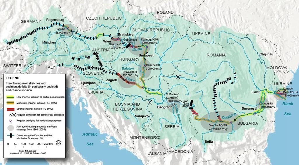 A vízlépcső felfogja a kőzet és iszap hordalékot, ezért a duzzasztógát alatt a medermélyülés felgyorsul.