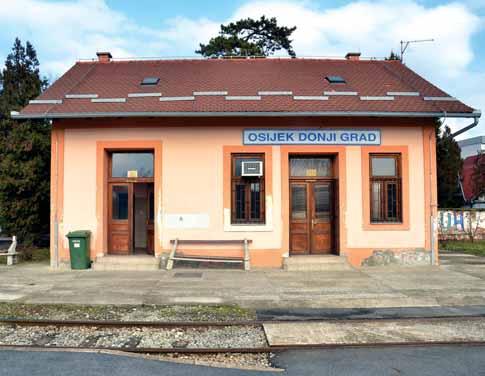 Od glavnoga željezničkog kolodvora u Osijeku kolodvor Osijek Donji grad udaljen je samo tri kilometra.