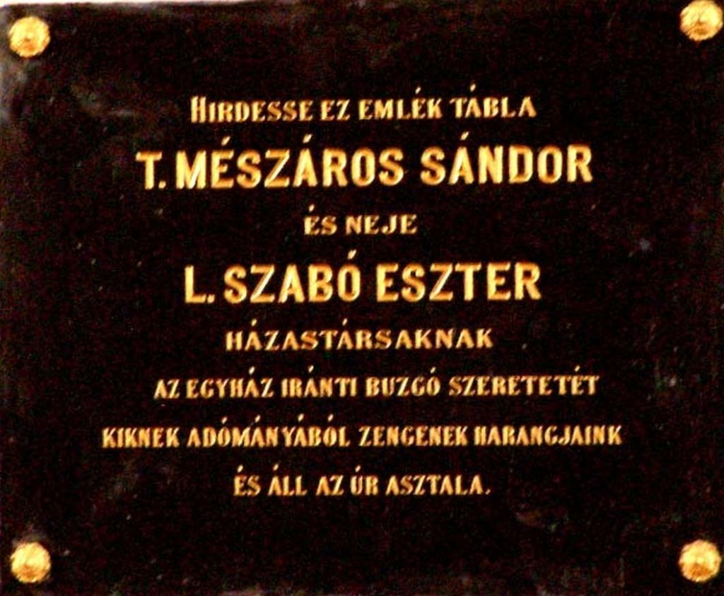 Felsõ szintjén az órapárkány fölött hegyes, nyolcszögletû toronysisak. A torony a templom testének észak-nyugati sarkán áll.