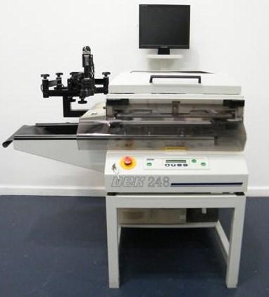 ábra DEK 248 típusú stencilnyomtató berendezés [20] A nyomtatás után optikai mikroszkóppal ellenőriztem a nyomtatás minőségét.