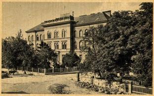 A Drugeth gimnázium Roskovics Ignác a Budapesti Képzõmûvészeti Akadémia elvégzése és müncheni, párizsi tanulmányútja után 1883-1885 között szintén a Drugeth gimnázium rajztanára volt.