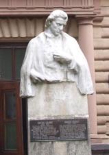 Szakiskolában tanult. Elsõ mestere és példaképe Petridesz János, az iskola szobrásztanára volt. Szamovolszky rövid ideig Kassán tanult, majd elvégezte a Budapesti Iparmûvészeti Fõiskolát.