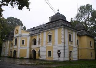 Épségben áll a XVI. században létesített, ma barokk stílusjegyeket mutató Perényi-kastély. Az objektumot elõször 1573-ban említik, a XVII. és XVIII. században barokk stílusban építették át.