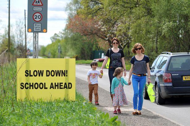 . A gépkocik axiáli fékezéi lauláát átlagoan 7 / -nek, a ofőrök tipiku reakcióidejét a ezélyhelyzet ézleléétől a fékezé egkezdééig fél áodpercnek ehetjük.