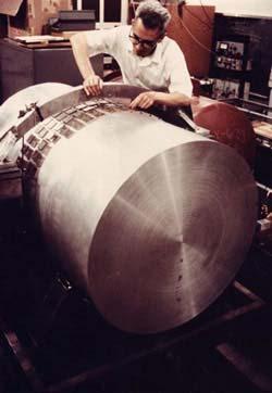 Joseph Weber eredményei Az antenna a róla elnevezett Weber-bar Kb. 2 méter hosszú és 1 méter átmérőjű alumíniumhenger, acélhuzalokra felfüggesztve,, rezgéscsillapított vákuumkamrában kb.