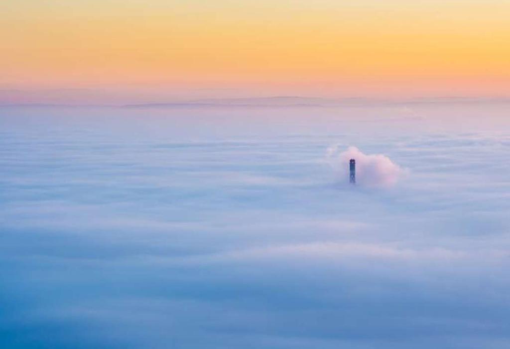 BUDAPEST KÖD ALATT A ködből csak Budapest legmagasabb építménye, a Főtáv Kunigunda utcai,