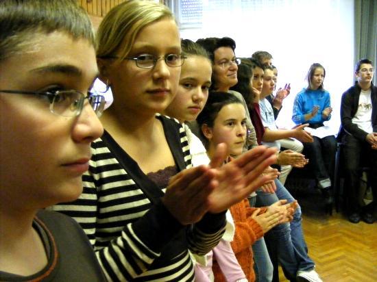 - 313 - Taroltak a csengelei diákok A csengelei tanulók tanárnőjükkel (fotó: Molnár Attila, www.promenad.