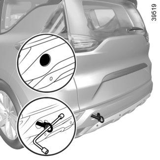 VONTATÁS: autómentés (2/2) A B C Kizárólag a hátsó második sor jobb utasülése lábánál, a fedél alatt található szerszámkészletben rendelkezésre álló vonószemet 3 és kerékcsavarkulcsot használja