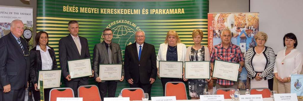 Elismerések 2017 A szakképzés jövőjéért felelősséget vállalva díjaztuk a legjobbakat. Kiváló Gyakorlati Képzőhely 2016 elismerést vehetett át kamaránktól: (balról jobbra) a Felina Hungária Kft.