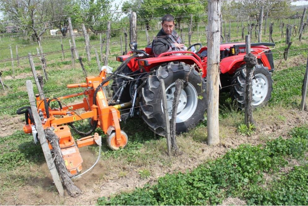A bemutató ideje alatt a traktor egy Rinieri forgóboronás soraljművelő berendezést működtetett.