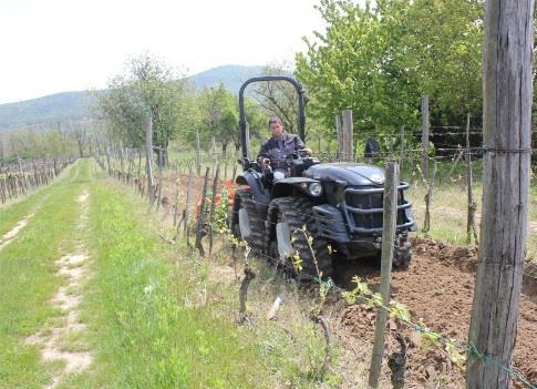 Antonio Carraro Mach 4 gumihevederes ültetvénytraktor Négykerék-hajtású, 87 LE-s turbódízelmotorral és gumihevederes futóművel gyártott erőgép.