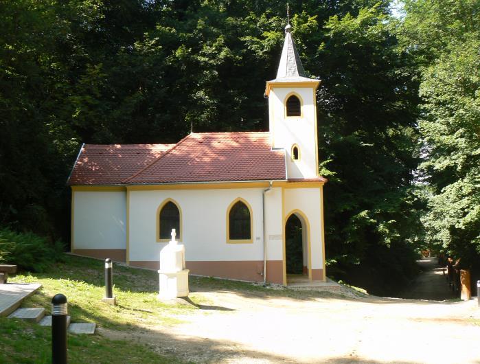 Galériájában folyamatos kiállítások láthatók.