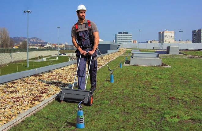 ALKALMAZÁS ALKALMAZÁS MEGENGEDETT TETŐDŐLÉSSZÖG A DiaSafe Ballasted rendszer lefeljebb 5 -os tetődőlésszögig alkalmazható.