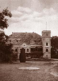 Kaštieľ s areálom Areál kaštieľa tvorí historický komplex obce. Situovaný je na severnom okraji obce, v dominantnej polohe na vyvýšenom bode, charakteristickom pre zemepánske sídlo.