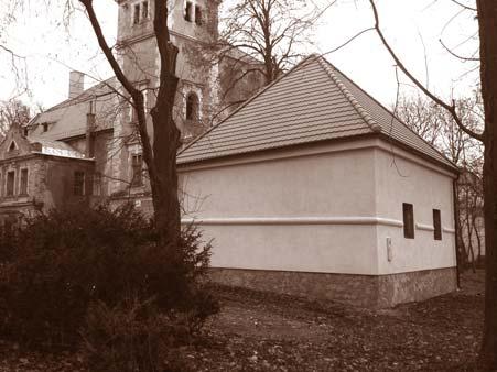160 Plocha steny je medzi stĺpikmi členená lizénovými rámami. Objekt dostal novú manzardovú strechu. Väčšina klenieb je výsledkom romantizujúcich tendencií 19. storočia. Prestavbami v 18. a 19.