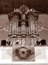 Organ bol pôvodne vo františkánskom kostole v Hlohovci. Do rímskokatolíckeho kostola Povýšenia sv. Kríža v Nitrianskej Blatnici bol prenesený v roku 1866.