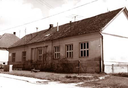 164 V roku 2009 sa zrútil na budove severný štítový múr s datovaním 1815. Budova fary je bloková, poschodová, čiastočne podpivničená stavba, postavená na vysokom sokli.