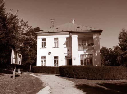 Fasády sú členené lizénami, horizontálne kordónovou a širokou korunnou rímsou, okná lemujú šambrány ukončené na 2.podlaží vysokou nadokennou rímsou.