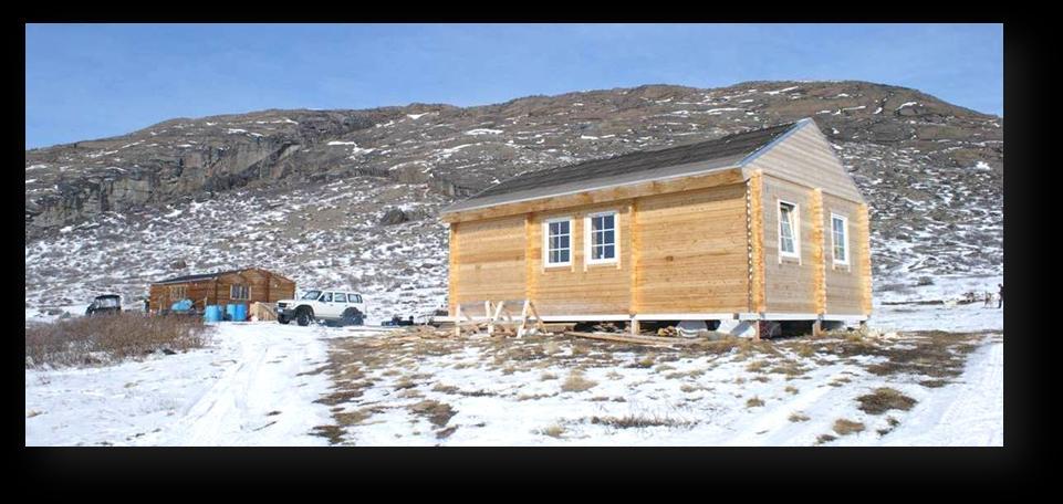 A vadászszállás új, téliesített, fűthető vadászházban van a vadászterületen, amelyben 4 szoba van, lehajtható ágyakkal. Hálózsákot a vendég kell hozzon magával, vagy kölcsönözhet is.