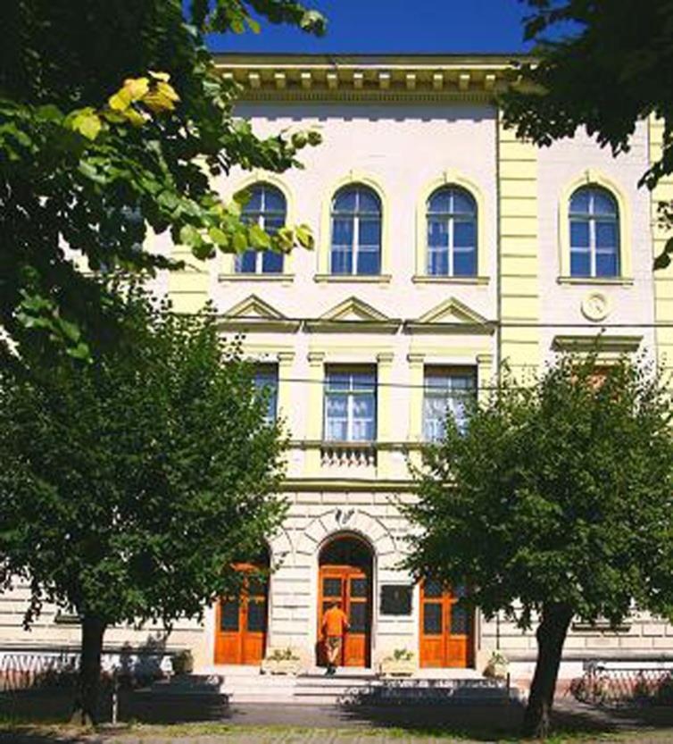 Az integrált Veszprémi Egyetem immár élő és élettelen természettudományos, mérnöki, tanári és bölcsész, művészeti