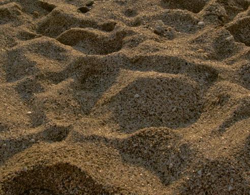 A légköri nedvesség és a hõmérséklet ingadozások hatására a legkülönfélébb ásványok és kõzetek felaprózásával homok keletkezik. A homok jelentõs hányadát kvarcszemcsék alkotják.