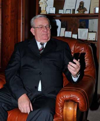Jeho spektabilita pán profesor Straka je zároveň univerzitným profesorom na právnických fakultách v Sládkovičove, ako aj na Univerzite Mateja Bela v Banskej Bystrici.