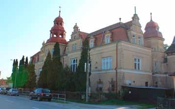 študentov. Denní študenti kladú oveľa väčšie nároky na organizáciu štúdia. Externí študenti však kladú väčšie nároky na kvalitnú prípravu pedagogického zboru.