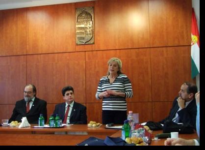 Csizmadia Béla átadja a Botka Imredíjat Pavlics Ferencnek A díjazott társaságában balról Dr. Stépán Gábor, jobbról Dr.