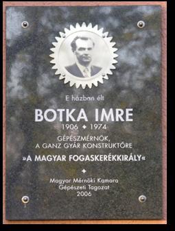 A Díj formája Díszdobozban rozsdamentes acél fogaskerék, polírozott előlapján a névadó arcképe mattított vagy érdesített felületen, rajta felirat: A szolgaságban