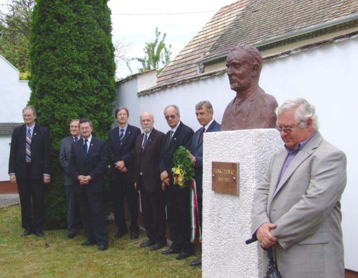 Bánki Donát szobrát leleplezte és beszédet mondott Gyulai József akadémikus, az MTA Műszaki Osztály elnöke.