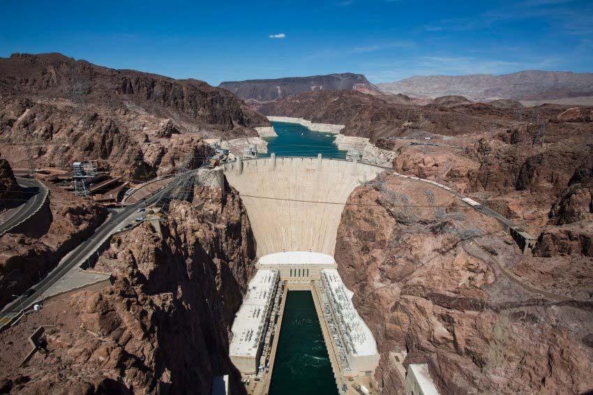 1. ábra. A Hoover Damm völgyzáró gát látképe Ez az erőmű éppen fordított módon fog működni, mint a szokásos szivattyús tározós vízerőművek.