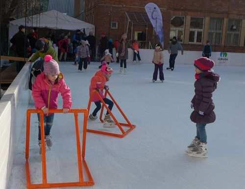 Az első eseményen a résztevők a szabadkorcsolyázás melle a hagyományosan jeges sportfeladatban