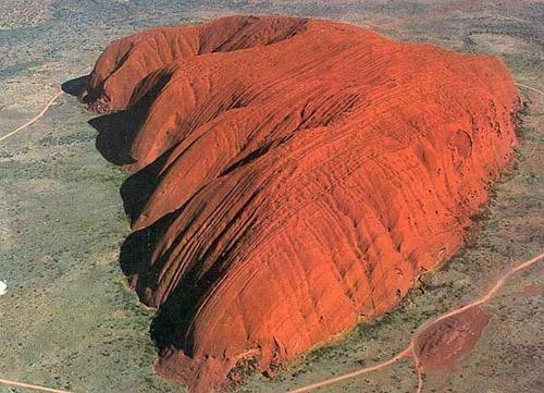 Vörheny Uluru szfinx-mancs a sivatagban. Az Isten lába?