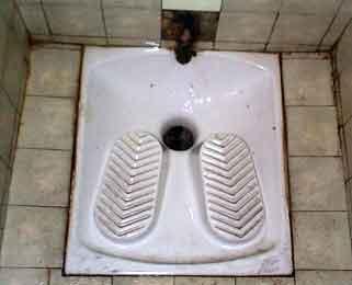 Az illemhelyen nincs ülőke máig se: guggolsz, mint J. A. Vö. József Attila: Párizsi Anzix (1927. ápr. 8.). A franciák török vécének hívják: WC turc; toilettes à la turque.