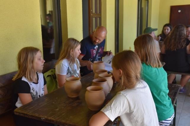 Prvi dan na mednarodnem taboru OŠ Puconci Z mojo prijateljico sem se pripeljala na mednarodni tabor na OŠ