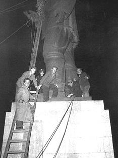 B)Rušenje Staljinovog kipa C) Govori Imre Nagy, predsjednik Ministarskog savjeta Narodne Republike Mađarske.