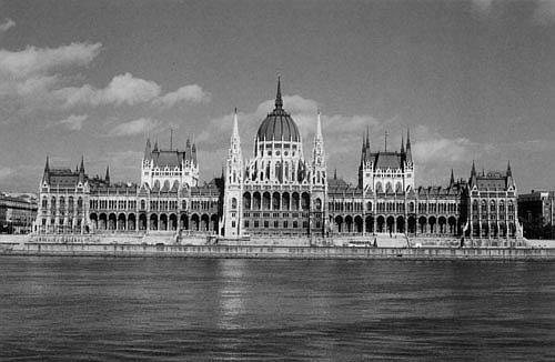 ) Parlament (građen od 1885.-1904.) A budapesti tűzoltóság [ ] automobilon rohan a tűzhöz, és gőzzel hajtott gépek segítségével valóságos vízáradást bocsát rája.