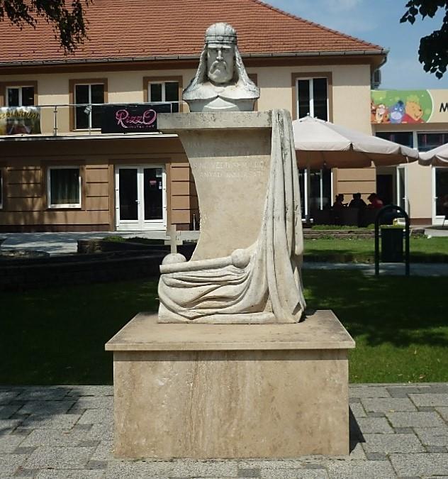 István parkban fedezhető fel Antalicz János művész alkotása, melyet a község önkormányzata állíttatott 2012-ben. A köztéri alkotás a korábbi Szent István emlékmű helyére került.