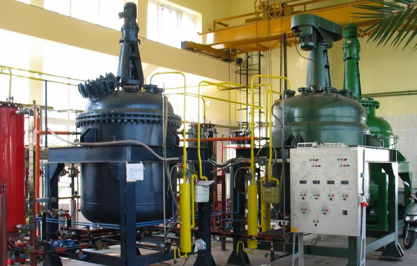 Biogáz alapanyagok anaerob bonthatóságának vizsgálata Félüzemi folyamatos vizsgálatok Berendezések jellemzői: - Félüzemi reaktorok hasznos térfogat: 1,5 2,5 3,5 m3 -