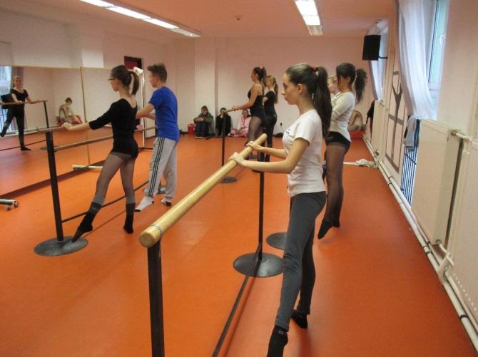 Olyan előadóművészeti ismereteket és gyakorlatot szereznek, amelyekkel felkészülnek az egyetemek, főiskolák táncművészeti szakjainak felvételi vizsgáira.