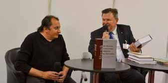 Knihu uviedol bývalý prezident SR Ivan Gašparovič (s mikrofónom v ruke). Foto: Ivan Karaba V piatok 9.
