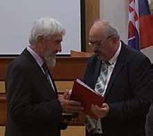 Na pulze univerzity Ocenenie za úspešnú vedeckú a pedagogickú prácu i prínos k vzniku univerzity Rektor Trnavskej univerzity v Trnave Marek Šmid odovzdal 5. novembra počas konania 17.