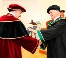 , pri príležitosti jeho nedávneho životného jubilea 80 rokov Zlatú medailu Trnavskej univerzity za úspešnú Rektor Trnavskej univerzity profesor Marek Šmid odovzdáva profesorovi Bohumilovi Chmelíkovi