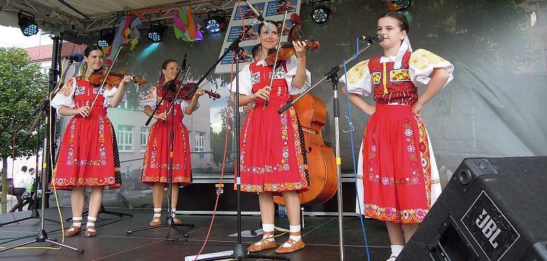 to Druhý festivalový deň začal tradičným krojovaným sprievobola taktiež škola ľudového tanca, ktorú viedol Vladimír Kendom ulicami mesta.