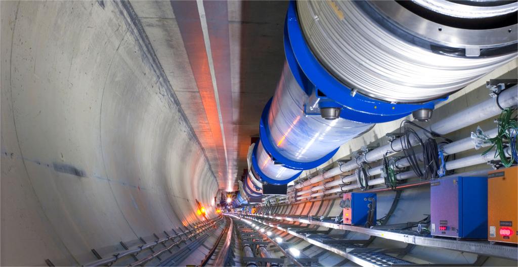 . ábra. Az LHC alagútja a mágnesekkel. mutatja, 00 és 0 között a luminozitás 0-szeresére, 0-ben az energia növelése mellett még négyszeresére növekedett.