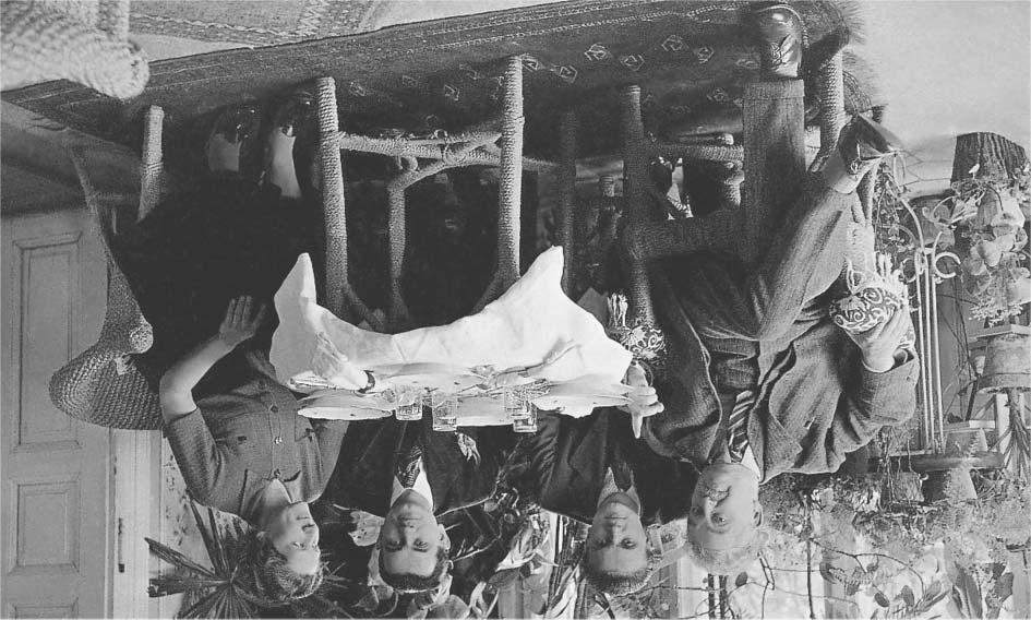 Simonyi Károly és Ernô nevelôszüleikkel, Mayer Miksával és Simonyi-Semadam Erzsébettel.
